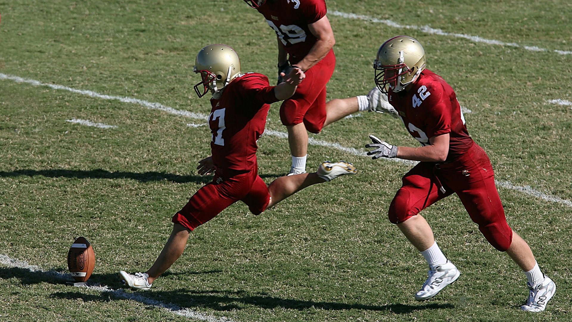 德布劳内迎来十二赛季出色发挥，掘金观众热烈欢呼！比赛高潮迭起