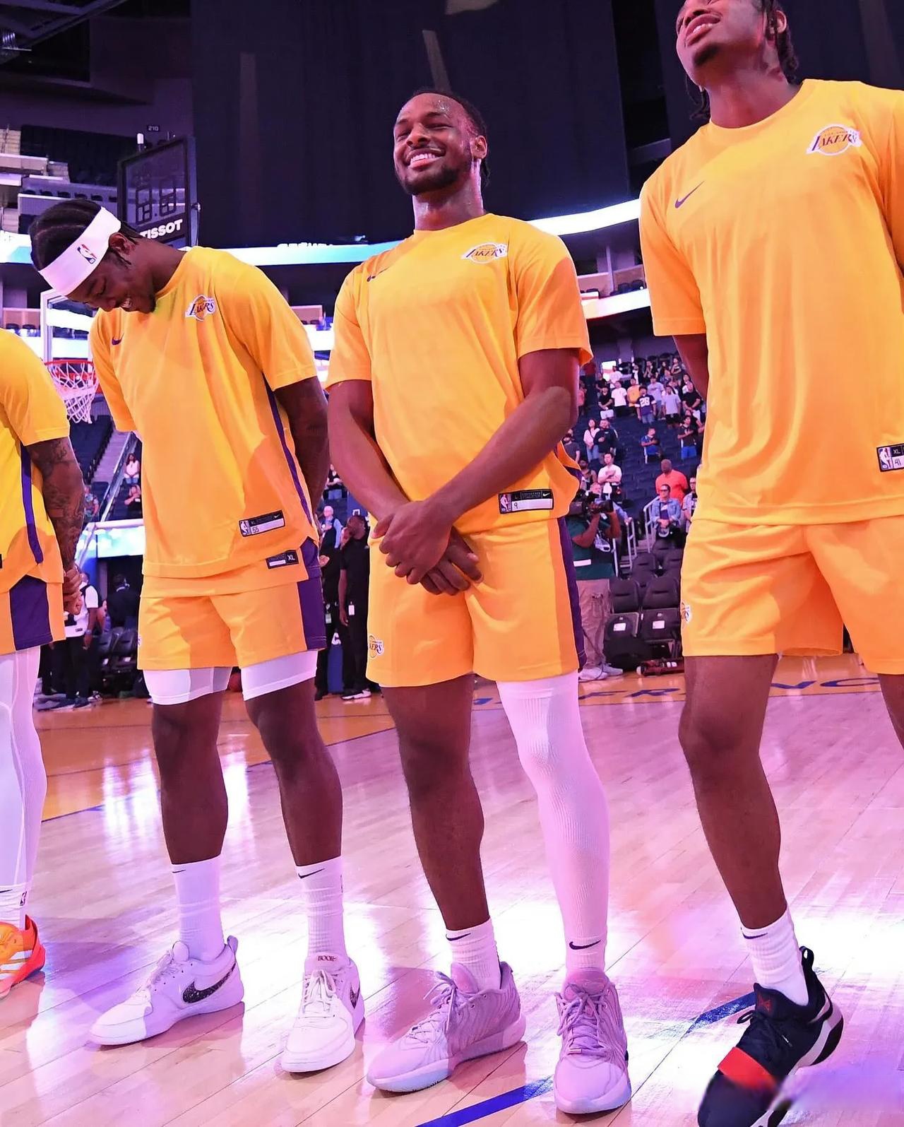 爱游戏APP下载詹姆斯回归赛场，势不可挡首场状态亮眼，湖人观众沸腾！(詹姆斯国际赛场走步次数)