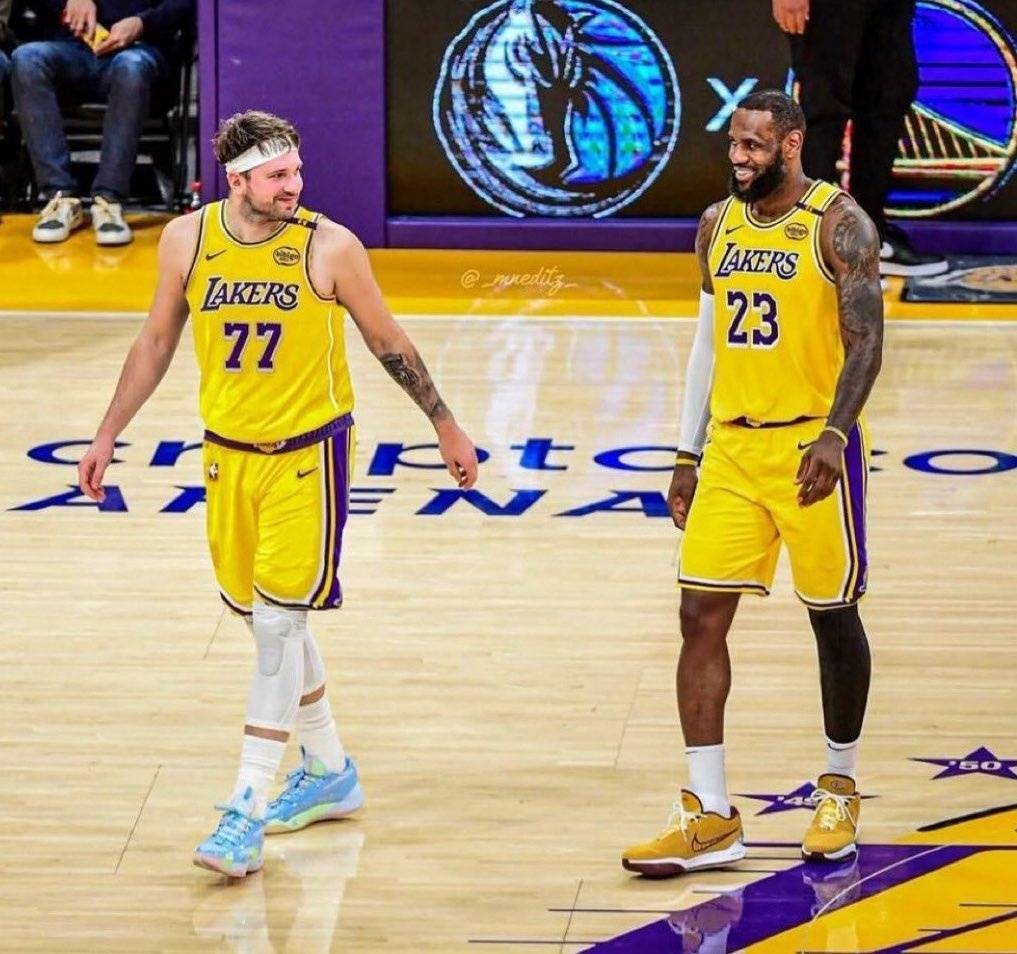 詹姆斯回归赛场，势不可挡首场状态亮眼，湖人观众沸腾！(詹姆斯国际赛场走步次数)