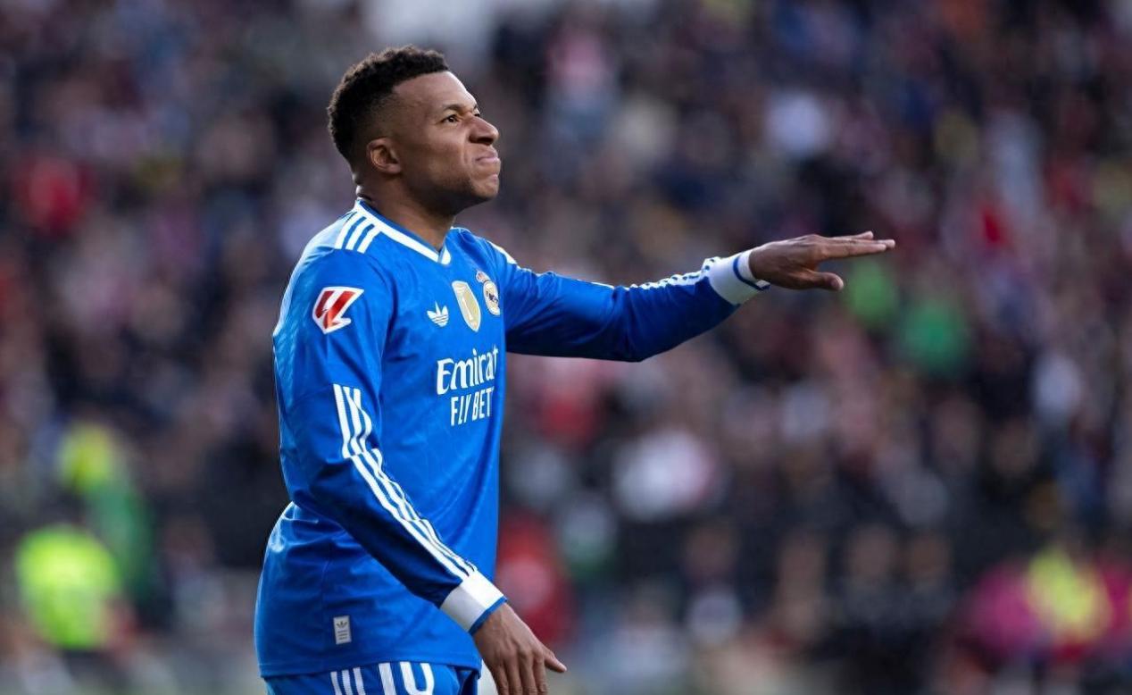 爱游戏中国官方网站-球迷冲进球场拥抱梅西点评